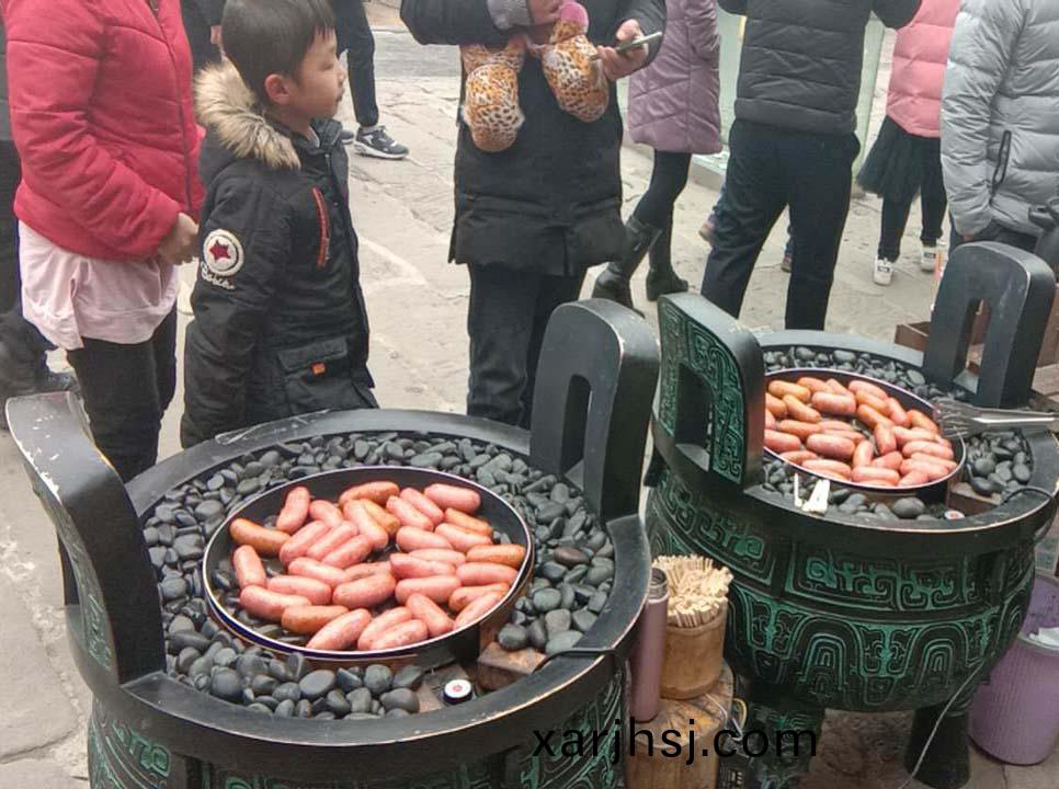 漢伯尅石鍋烤(kao)腸貴(gui)陽廟會(hui)倍受歡迎